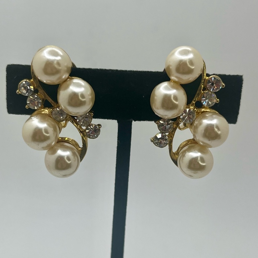 Vintage Gold Tone Faux Pearl Rhinestone Clip On Earrings. Excellent condition